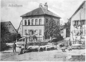 Altes Schulhaus mit Schafen, vermutlich unser Diakoniegebäude.