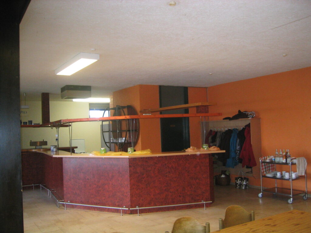 Neues Zuhause: Innenansicht des Raumes mit Bar und Garderobe für die Betreuungsgruppe.