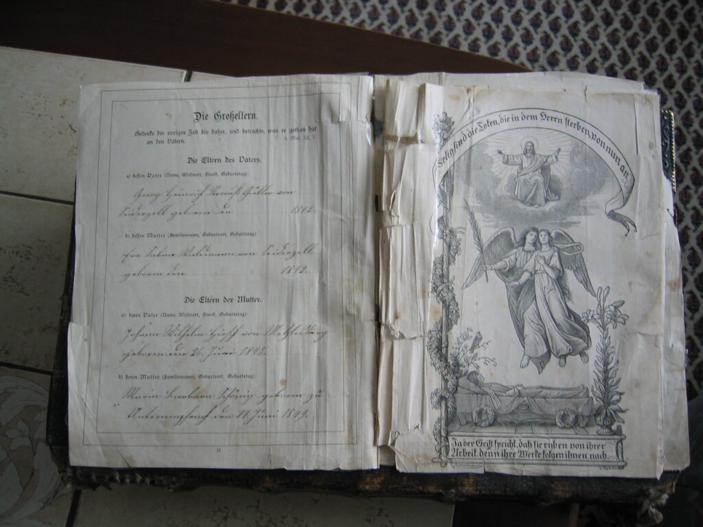 Alte Seite einer Martin Luther Bibel aus dem 17. Jahrhundert mit handschriftlichen Einträgen.